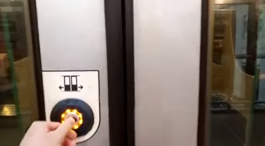 An Ingenious Way To Cross All The DLR Platforms At Canary Wharf
