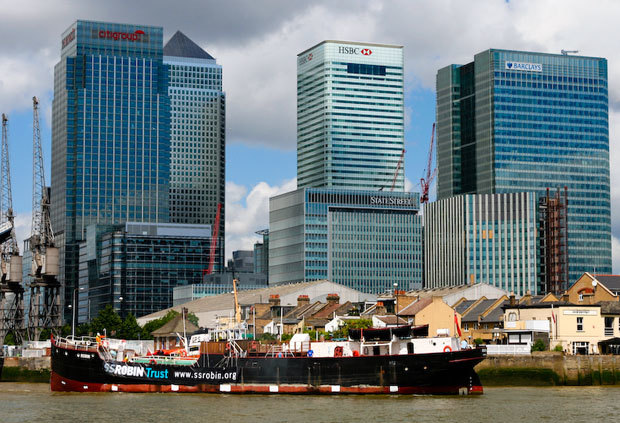 SS Robin in front of Canary Wharf