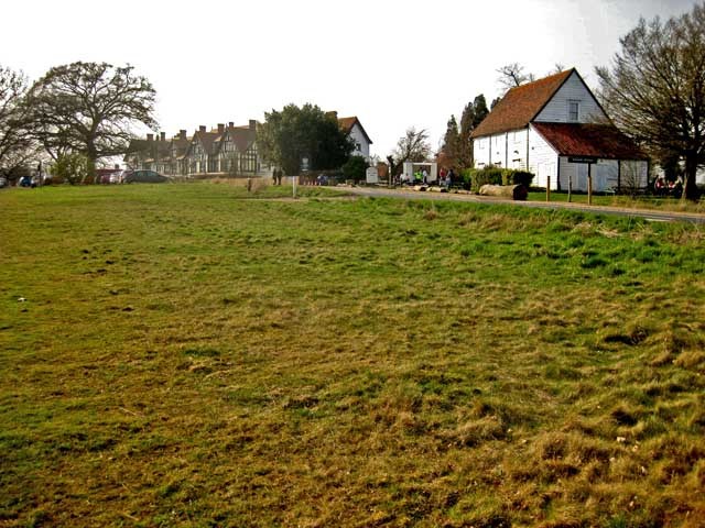 Crossing Rangers Road, we look back towards the hunting lodge and mock-Tudor pub buildings. We recommend the small refreshment booth, which sells a cracking cup of tea for just 70p. 