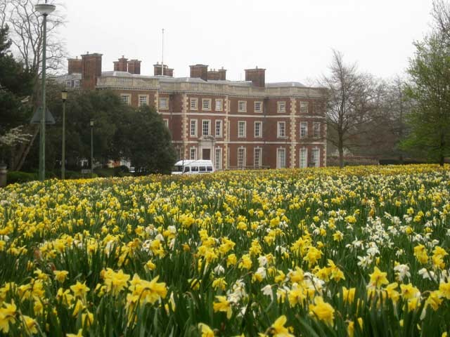A few hundred metres away from the Loop path, we found this impressive part of Middlesex University. The buildings were used for interrogating prisoners of war during WWII.  
