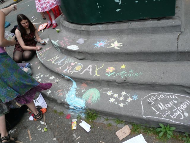 Decorating the steps of Clerkenwell Green. Photo by Dave.