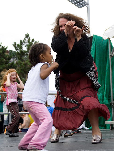 13587_1107_gilletreddress.jpg