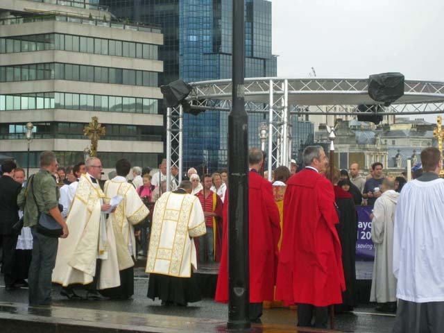 Senior clergy and an ill-placed lamp post gather round for a sermon. Holy words and hymns are offered as close as possible to the spot where a chapel once stood on Old London Bridge (which was actually a few metres further down-river). 