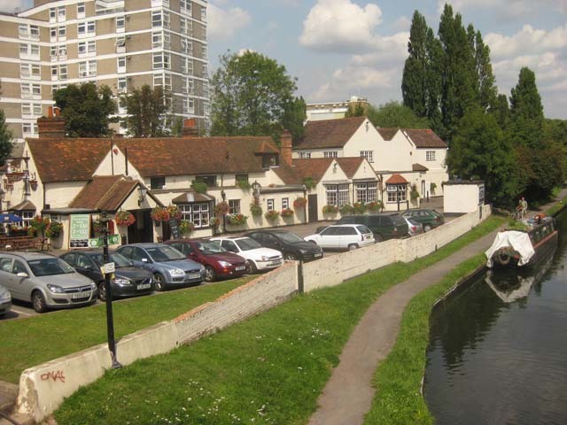One of many pleasant pubs en route, the Swan and Bottle is perhaps a little too near the start to cause a distraction. Oh, go on, then. Just the one. 