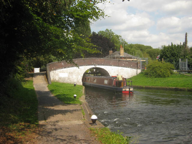 Just a couple of hundred metres along the tow path we reach the picturesque Uxbridge Lock. 