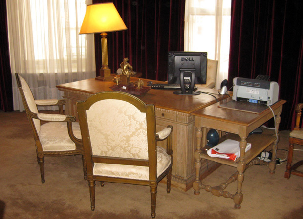 Desk of the Argentine ambassador, by M@ 