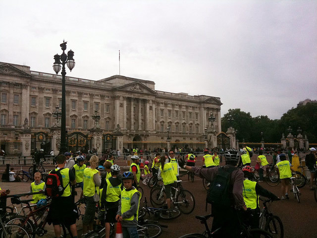 At Buck Palace, waiting for her majesty to join the ride... (Photo / KrazyBee)