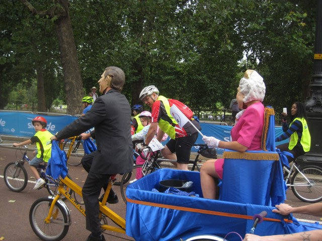 ...ah, there she is. Travelling in some style, too. (Photo / psyxjaw)