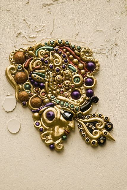 This ostentatiously head-dressed face can be found at the eastern end of Rivington Street. 