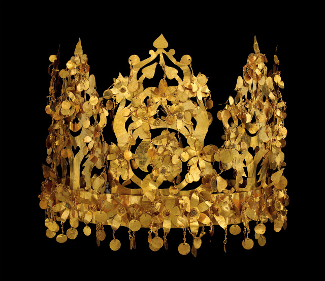 Crown (Tillya Tepe, Tomb VI), gold and imitation turquoise, National Museum of Afghanistan © Thierry Ollivier / Musée Gui