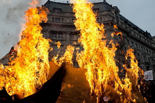 A trojan horse burns in Oxford Circus / paulµ43 from the Londonist Flickr pool