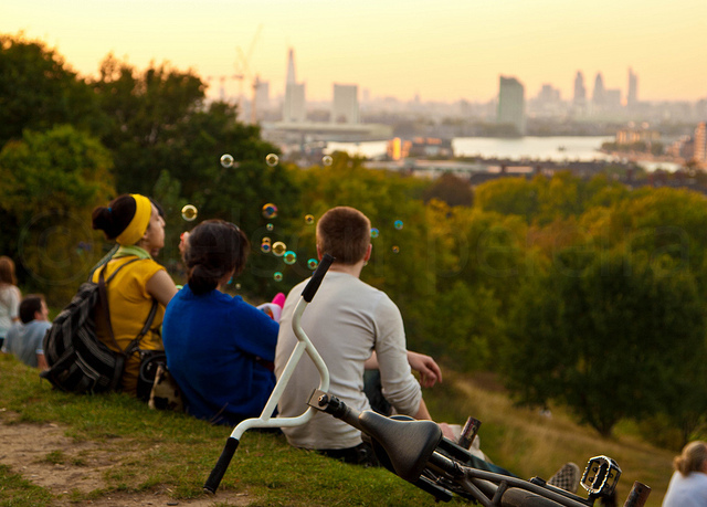 Blowing bubbles in Greenwich Park, by noslen20