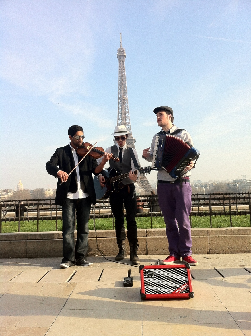 Ze Trio play in front of the Eiffel Tower 