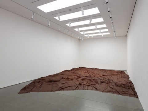 Doris Salcedo, A flor de piel. Courtesy White Cube