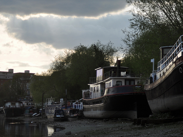 Low tide by Kew Bridge, by stevekeiretsu