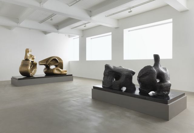 Large Four Piece Reclining Figure and Two Piece Reclining Figure No. 2. Photo: Mike Bruce. Courtesy of Gagosian Gallery