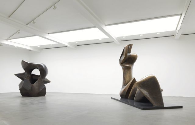 Large Spindle Piece and Two Piece Reclining Figure: Cut. Photo: Mike Bruce. Courtesy of Gagosian Gallery