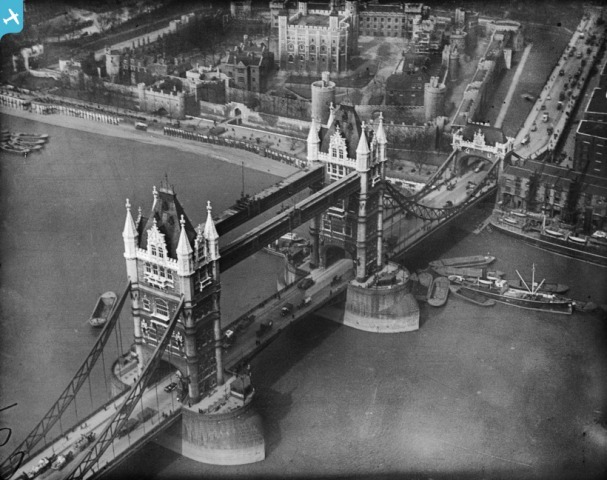Tower Bridge and the Tower of London, London, 1921