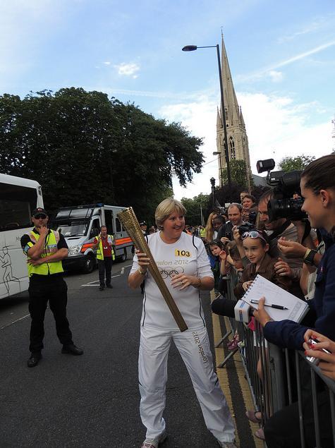 Torchbearer 103 stops for a moment in Stoke Newington Church Street / photo by P'ptje