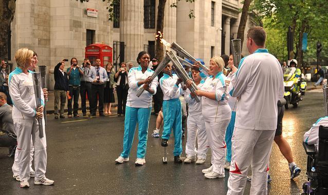 Kissing torches in the City / photo by iDJ Photography