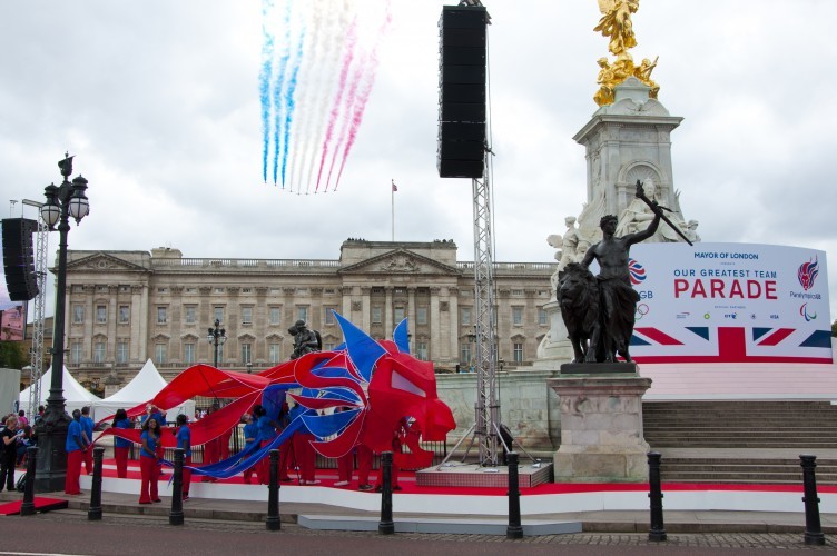 The lion arrives at Buckingham Palace. (Andy Thornley)