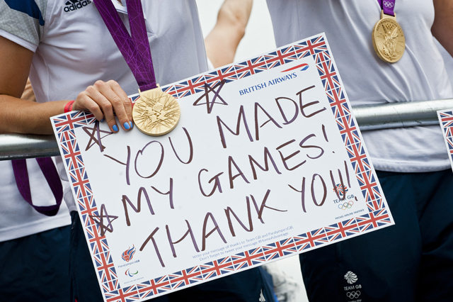 Athlete thanks crowd. (Jose Farinha)