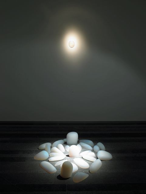 Mariko Mori
 Primal Memory, 2004
 Lucite, 25 x 126.8 x 129.6 cm
 Mariko Mori Studio Inc.
 ?? Mariko Mori 
 Photo: Richard Learoyd
 