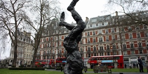 Alien Lands Next To Victoria Station