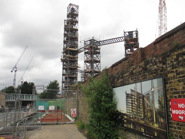 The emerging structure with, in the foreground, an artist's impression of the eventual view. Photo by M@.