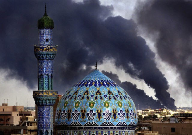 Baghdad, Iraq, March 2003. Credit: Mike Moore © Daily Mirror 
 
