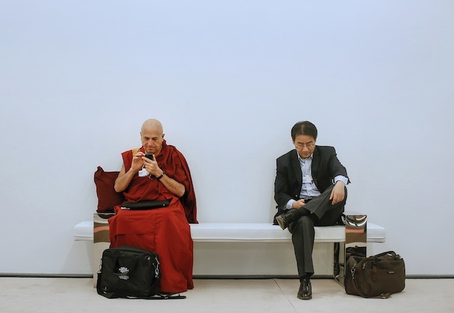 Attendees check their mobile phones during a break in sessions on day two of the World Economic Forum in Davos, Switzerland. Winner of the Bloomberg Business Photographer of the Year, Jason Alden. © Bloomberg