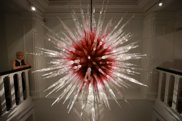 Dale Chihuly, Cranberry Spire Chandelier (Photo: Halcyon Gallery)