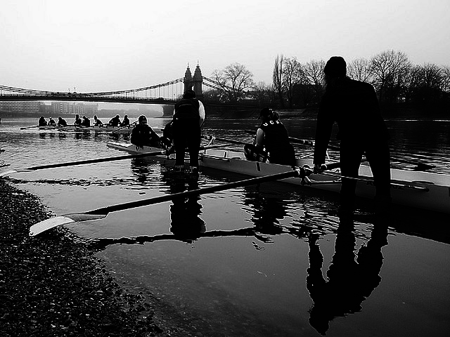 Rowers close to Hammersmith Bridge, by Kayode Okeyode on Flickr 