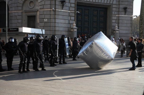 Inflatable cobblestone, action of Eclectic Electric Collective in co-operation with Enmedio collective during the General Strike in Barcelona,
2012
© Oriana Eliçabe/Enmedio.info
