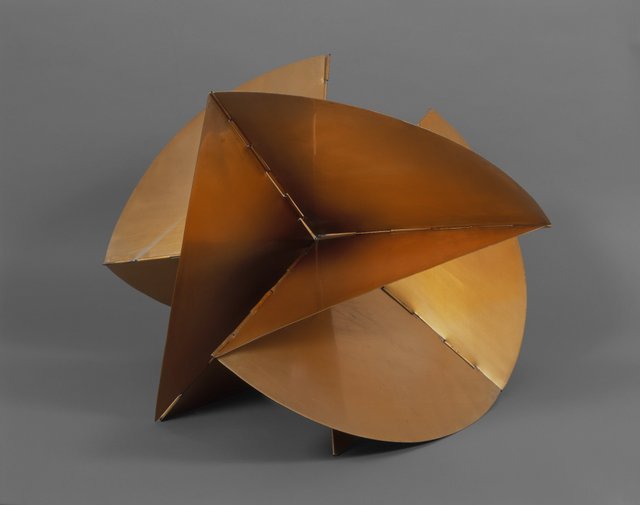 Key. 29  /  Cat. 0
 
 Lygia Clark
 Machine ??? Medium, 1962
 Golden aluminum, approx. 48.2 x 66.1 x 61 cm
 Coleccion Patricia Phelps de Cisneros 
 c. The World of Lygia Clark Cultural Association
 