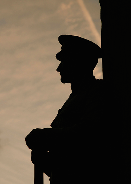 The War Memorial at Royal Exchange in silhouette, by nicnac1000.