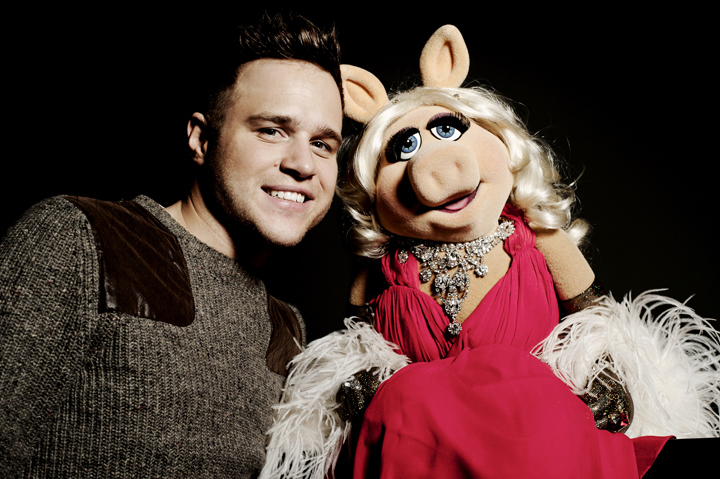 Olly Murs and Miss Piggy. Photo credit Idil Sukan.