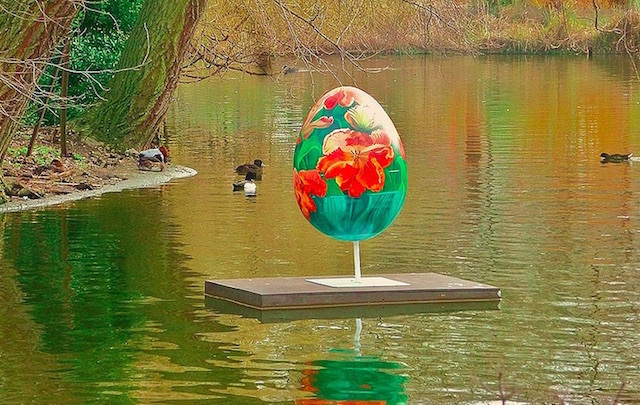  A floating egg in St James's Park. Part of The Big Egg Hunt. Photo: helenoftheways (2012)
