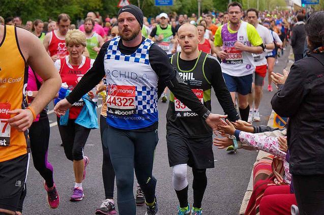 Giving the runners a hand. Photo by Andrew Smith from the Londonist Flickr pool