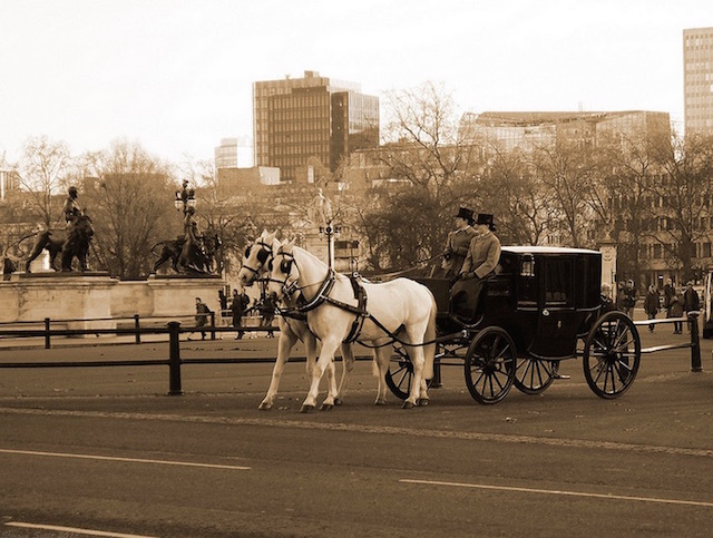 A Victorian style horse and carriage outside Buckingham Palace. Photo: Simone Sechi  (2012)