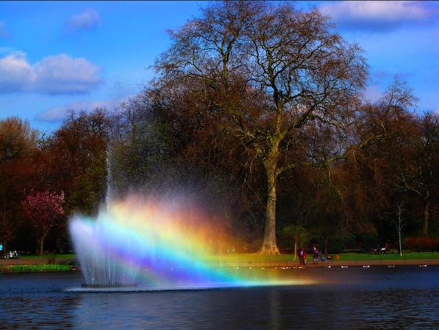 Rainbows in the fountain at Victoria Park. Photo: Che-burashka (2009)