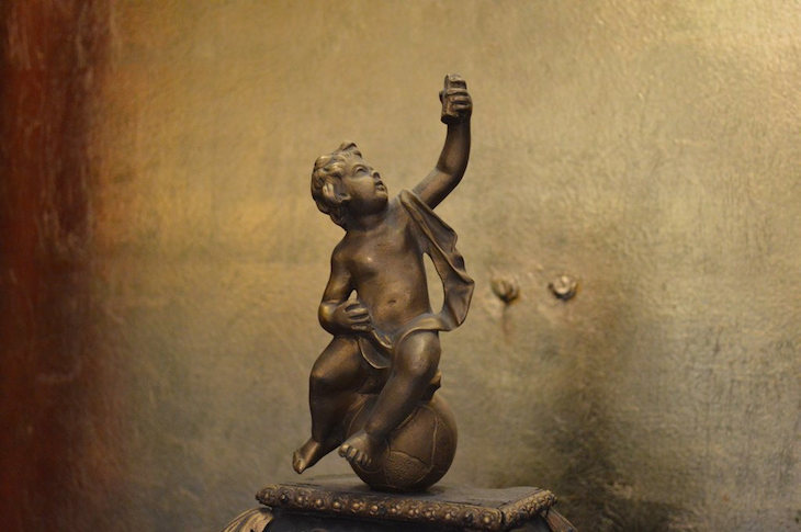 A georgian cherub taking a selfie