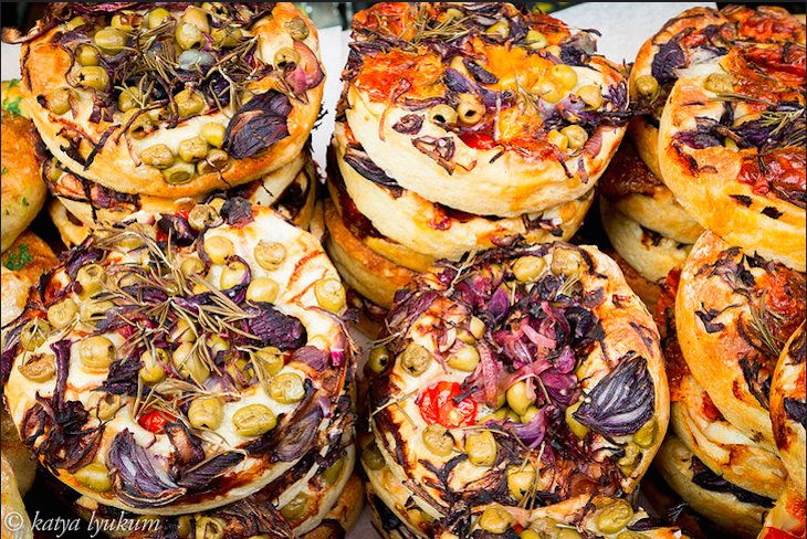 Vegetarian delights at Borough Market. Photo: Iyudavitaya (2015)