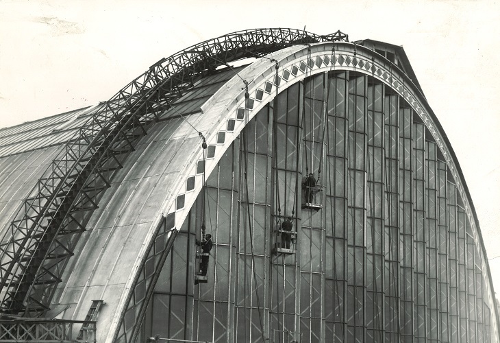 cleaning_windows_in_the_early_1950s.jpg