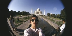 Saatchi Gallery Has A New Exhibition Filled With Selfies