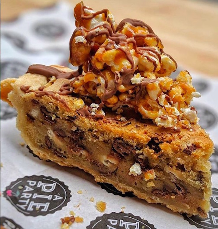 Пекан в глазури из дубая. Шоколадный баноффи с мороженым. I made a pie and toffee. I made a pie and toffee. Баноффи пирожное.