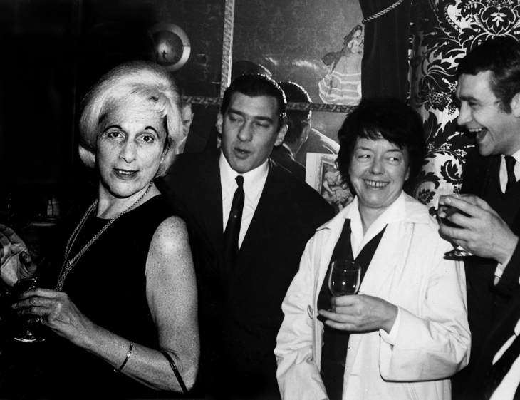 Muriel Belcher, in blonde wig,
Ronnie Kray, Joan Littlewood
and actor James Booth. 