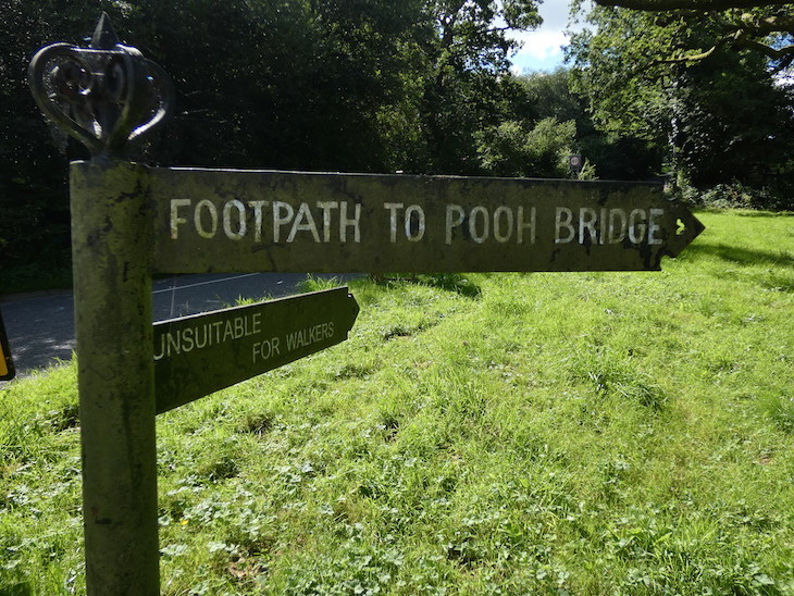 A fingerpoint sign reading "FOOTPATH TO POOH BRIDGE"