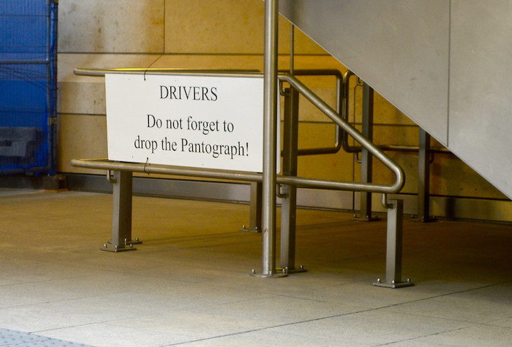 Drivers Do not forget to drop the pantograph.