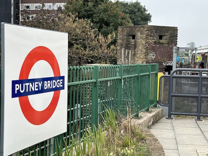 The gun emplacement at Putney Bridge